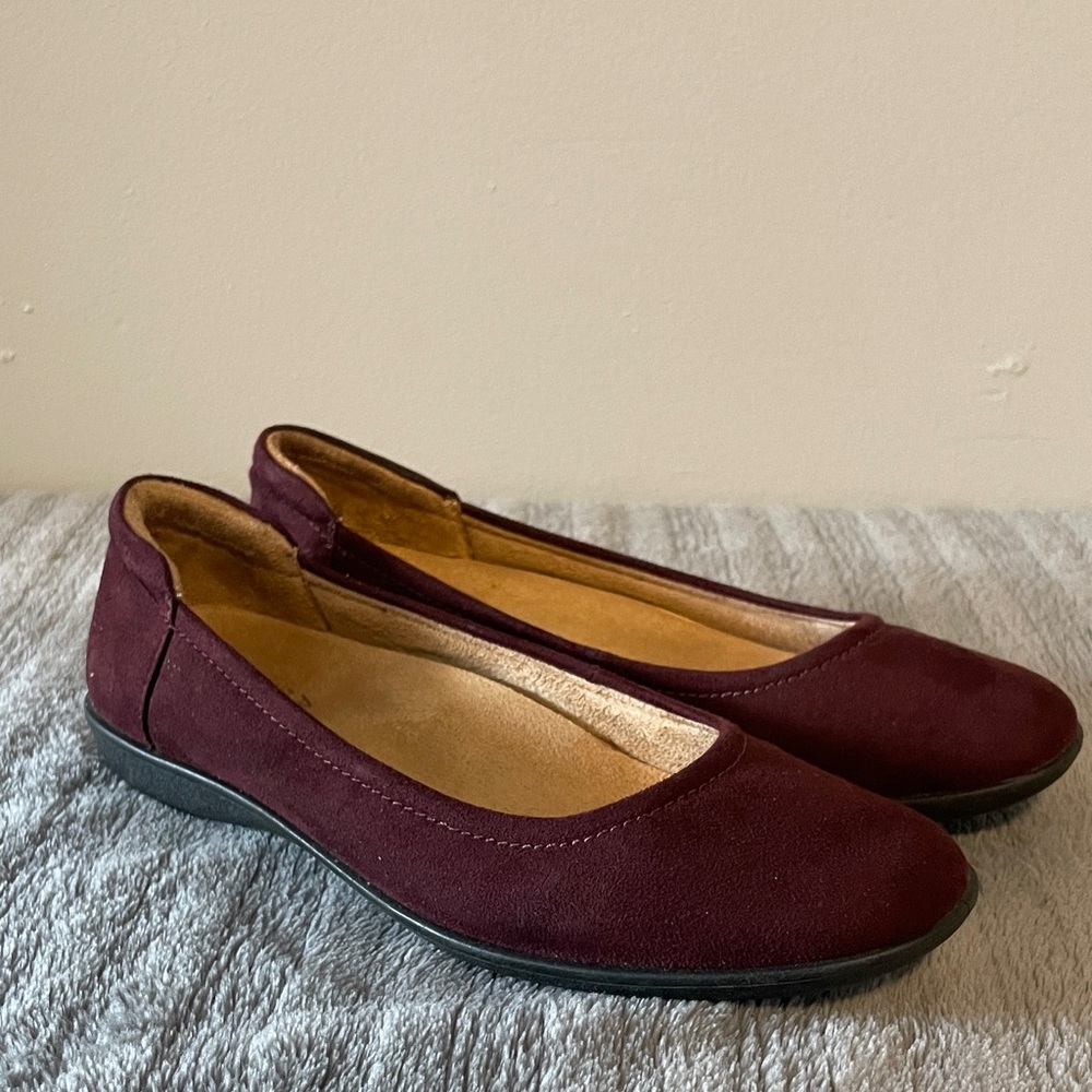 Naturalizer Women’s Flexy Burgundy Microsuede Ballet Flats